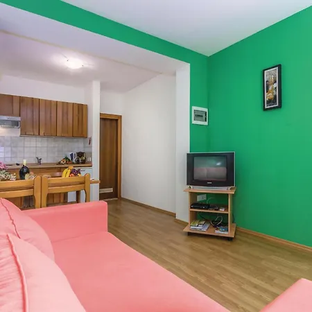 1 Bedroom Lovely In Apartament *